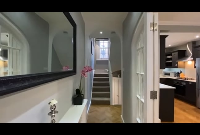 Large furnished king en-suite on its own floor Main Photo
