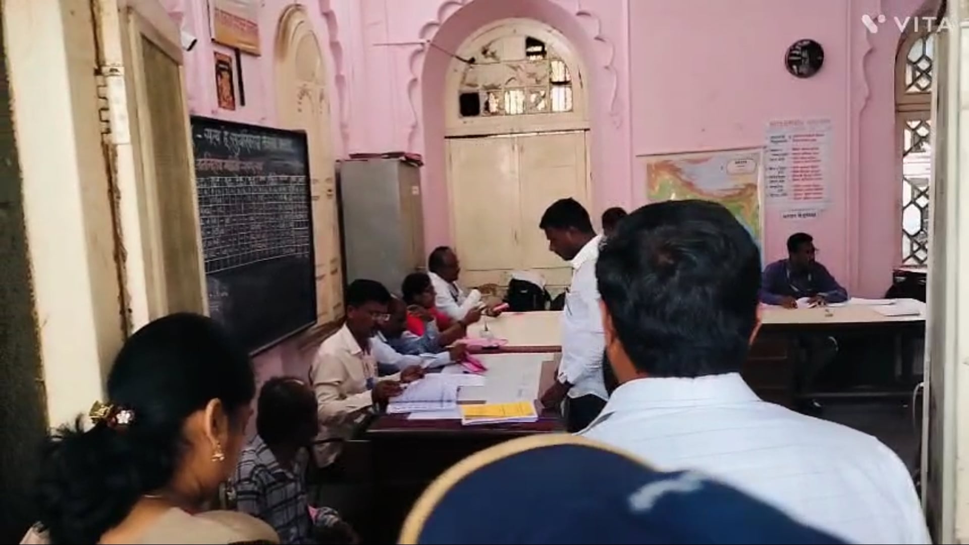 कोल्हापूर जिल्हे के 12 तहसील के‌ 282 केद्रोपर वोटिंग प्रक्रिया पार .ग्रॅज्युएटऔर टीचर चूनाव शांती  से पार 27 तारीख को होगी विनंती होगी.