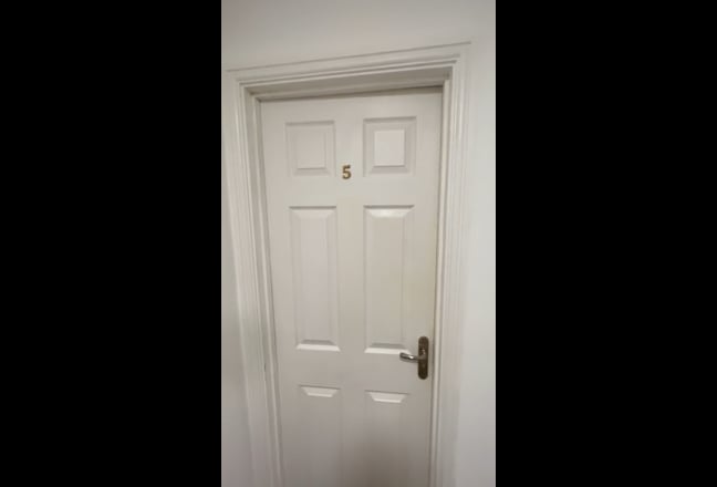 Hampton Centre - Immaculate Large Double Rooms Main Photo
