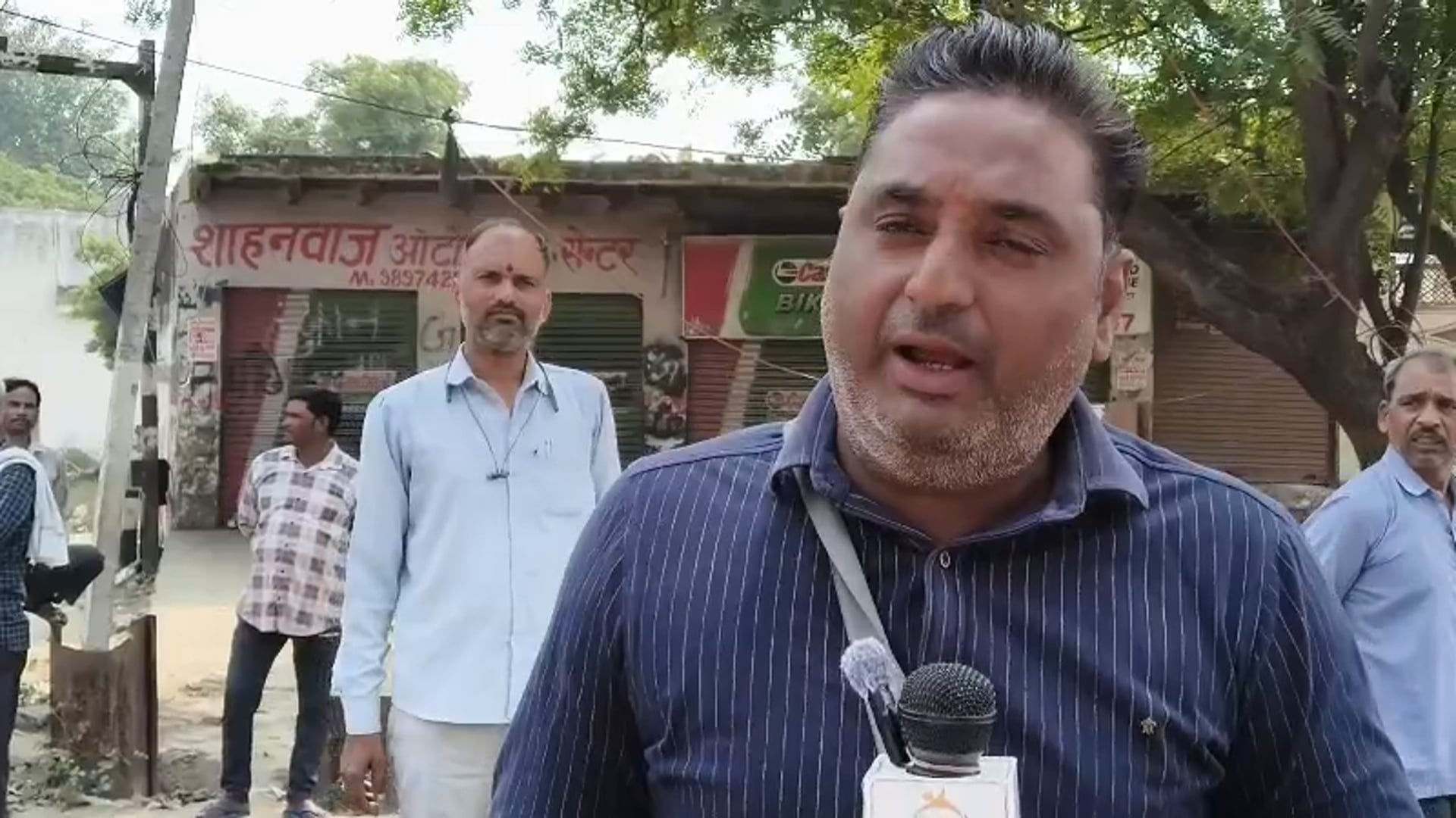 राया में रेलवे के अंडरपास को लेकर खुदाई के बाद रास्ता बंद होने को लेकर कस्बा वासियों ने जताया अपना विरोध