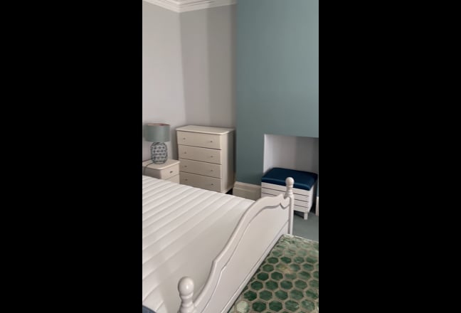 Awesome bright extra large room 1st floor Main Photo