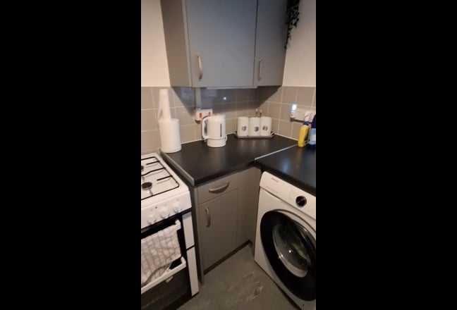 Nice bright Room in a friendly flat share  Main Photo