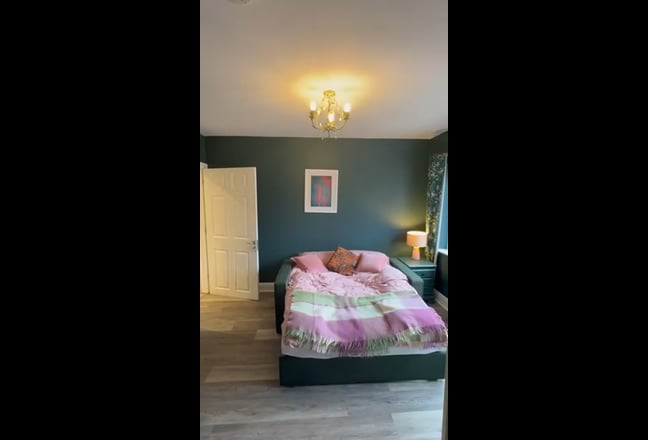 Large room with TV & ensuite Main Photo