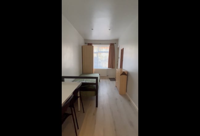 Ensuite Room - Near Tube Station  Main Photo