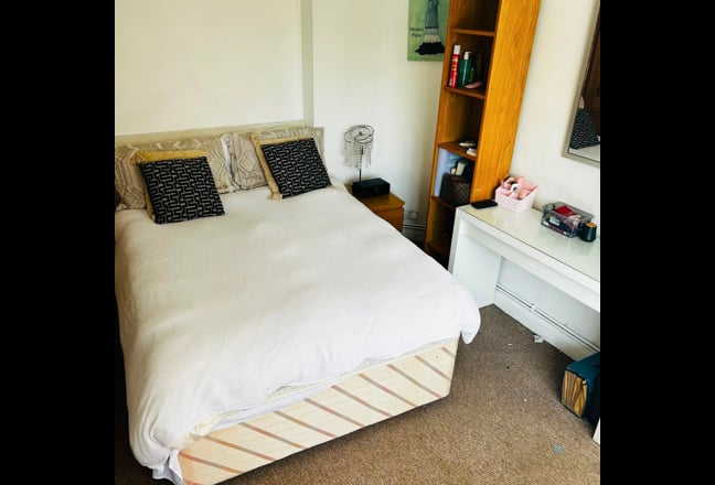 Bright cosy single & double room in flat share  Main Photo
