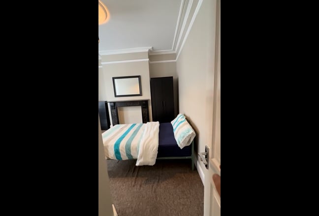 Large luxurious room 4 mins Elizabeth Line Main Photo