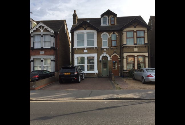 Massive Triple Room 3 min walk - Queens Hospital  Main Photo