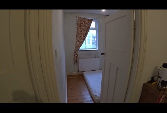 Two Rooms (6 Months Only) in Quiet Veg Home M16 Main Photo