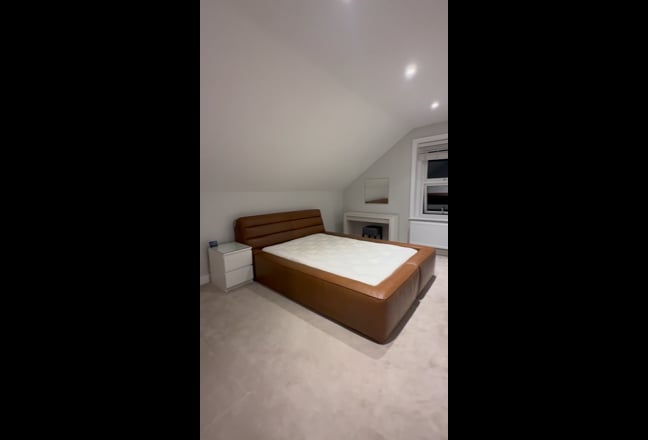 Spacious Top-Floor Room in Ealing Broadway Main Photo
