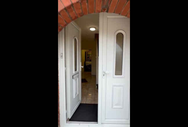 *Female Only* One double room in Feltham Main Photo