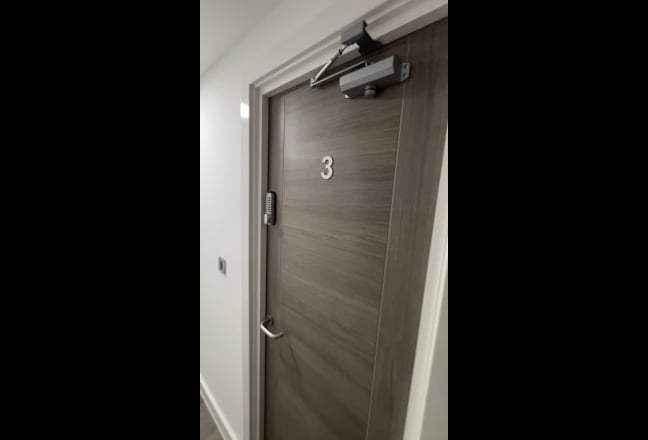 Brand New Large En-suite Room Main Photo