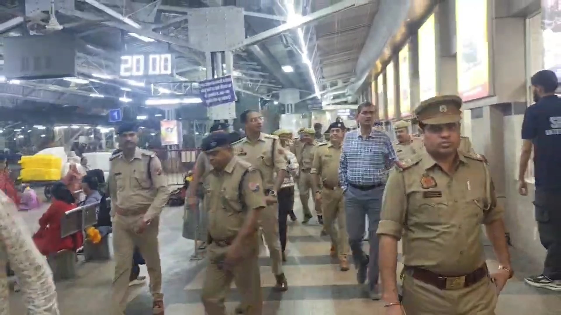 PET-2026 को लेकर मथुरा प्रशासन अलर्ट! DM-SP ने रेलवे स्टेशन का किया निरीक्षण, 84,816 अभ्यर्थियों की परीक्षा को लेकर सुरक्षा के कड़े इंतजाम