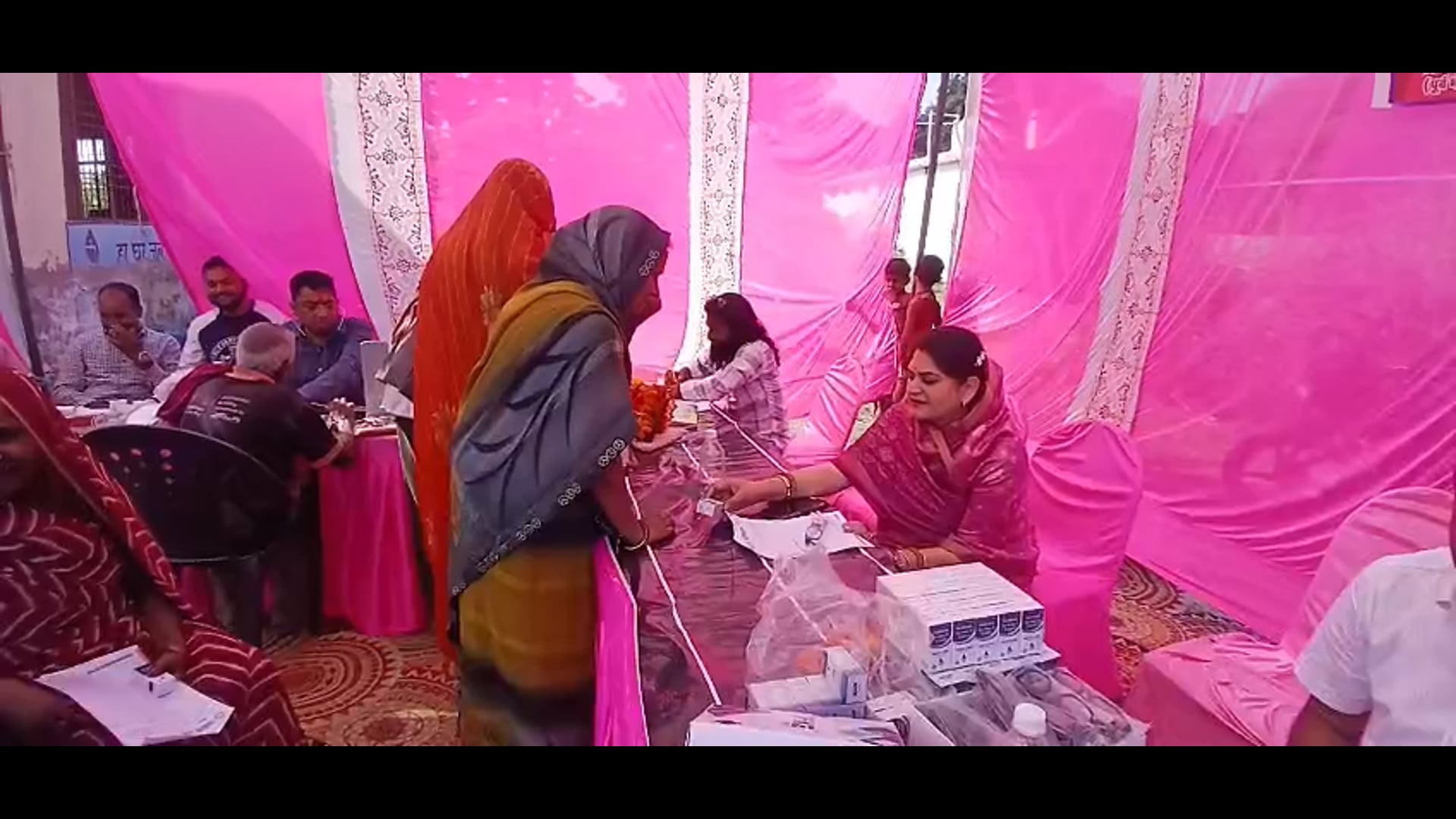 अमेठी की बहू शांभवी ने नेत्र शिविर लगा सैकड़ों मरीजों का किया इलाज 