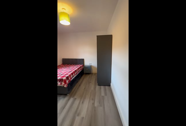 Beautiful Refurbished 3-Bedroom Flat in the City C Main Photo