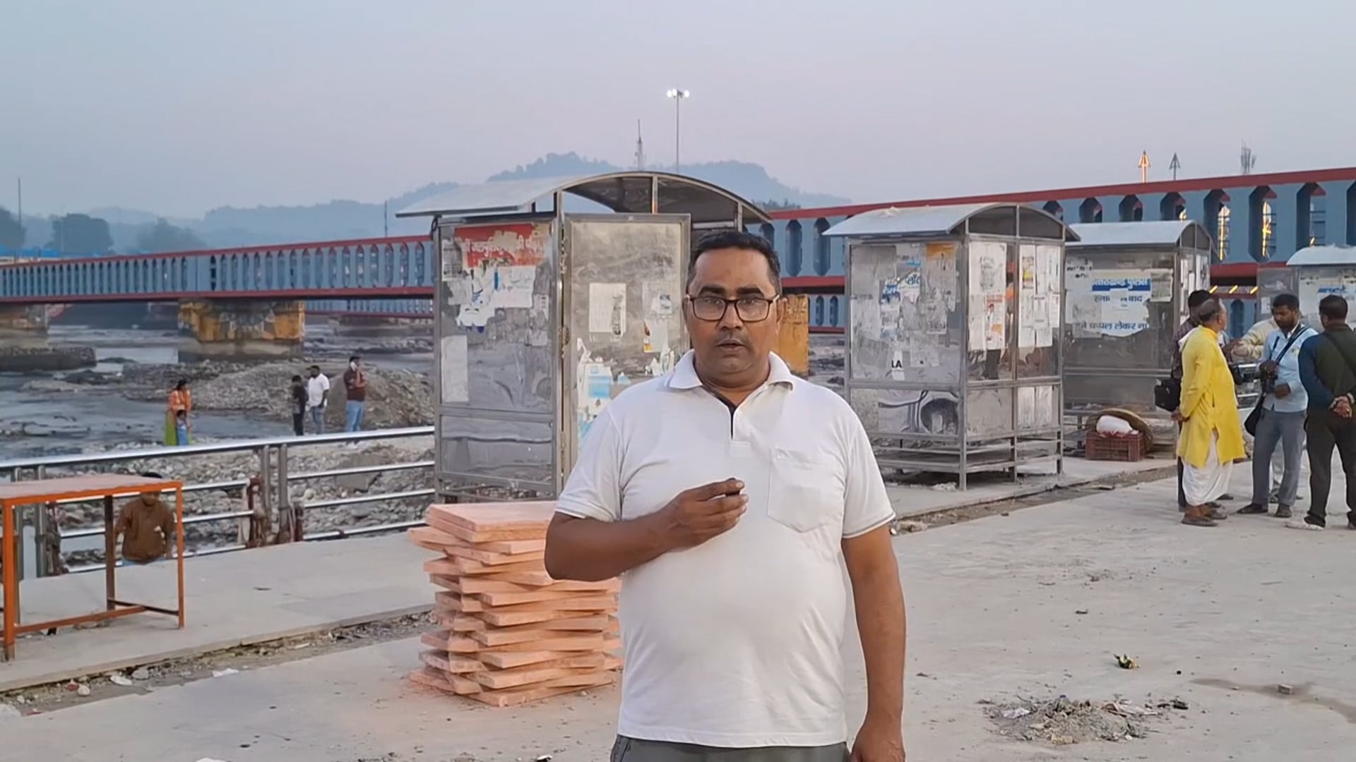 हरिद्वार हर की पौड़ी पर कुंभ की तैयारी को लेकर गंगा का जल रुका हुआ है उसके बावजूद भी आरती के समय जल छोड़ दिया जाता है