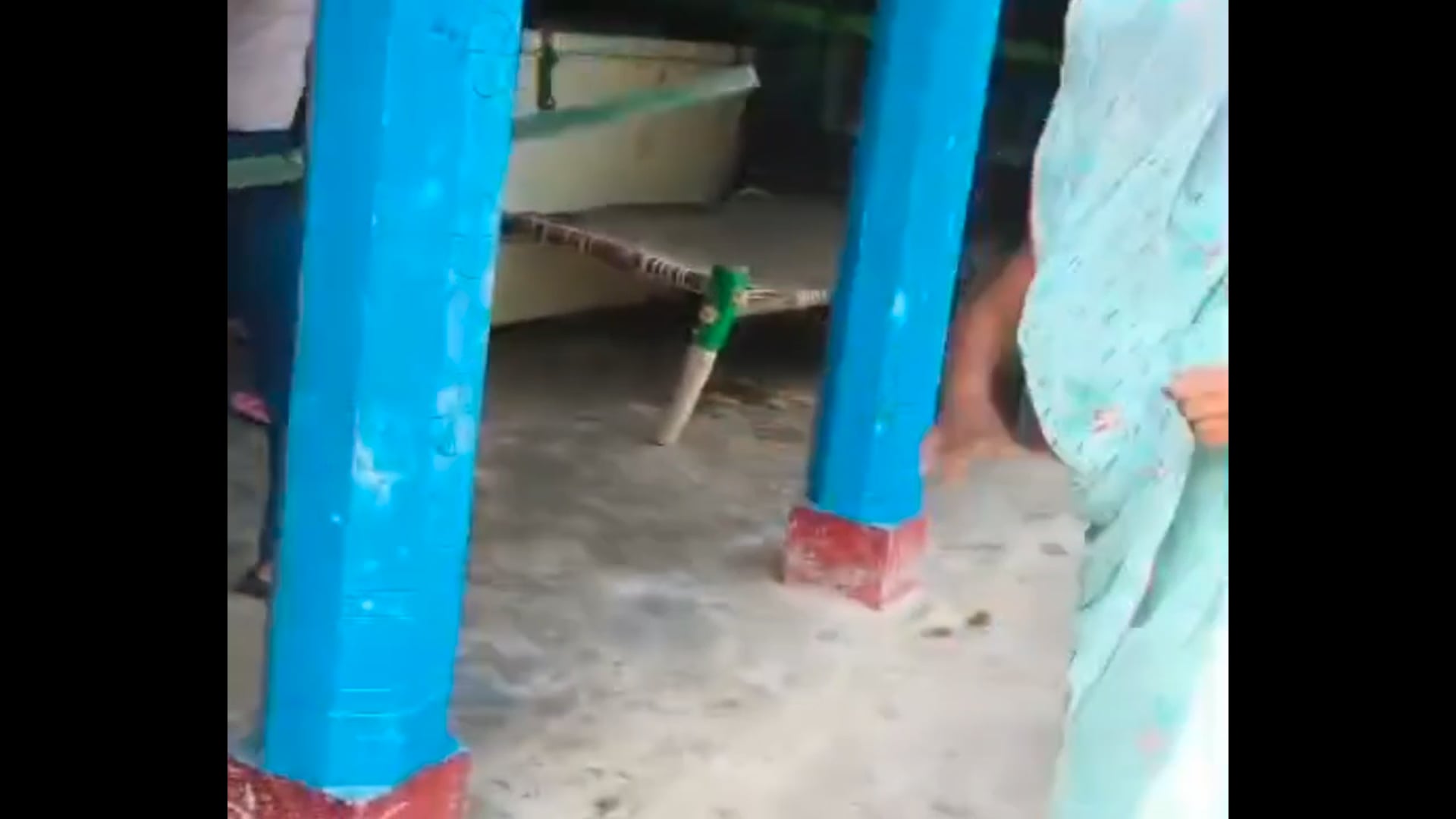पिनहट। पुरा नत्था में सबमर्सिबल से पानी भरने के विवाद में जेठ ने छोटे भाई की पत्नी को लाठी-डंडों से दौड़ा-दौड़ाकर पीटा। मारपीट का वीडियो वायरल, महिला गंभीर घायल।