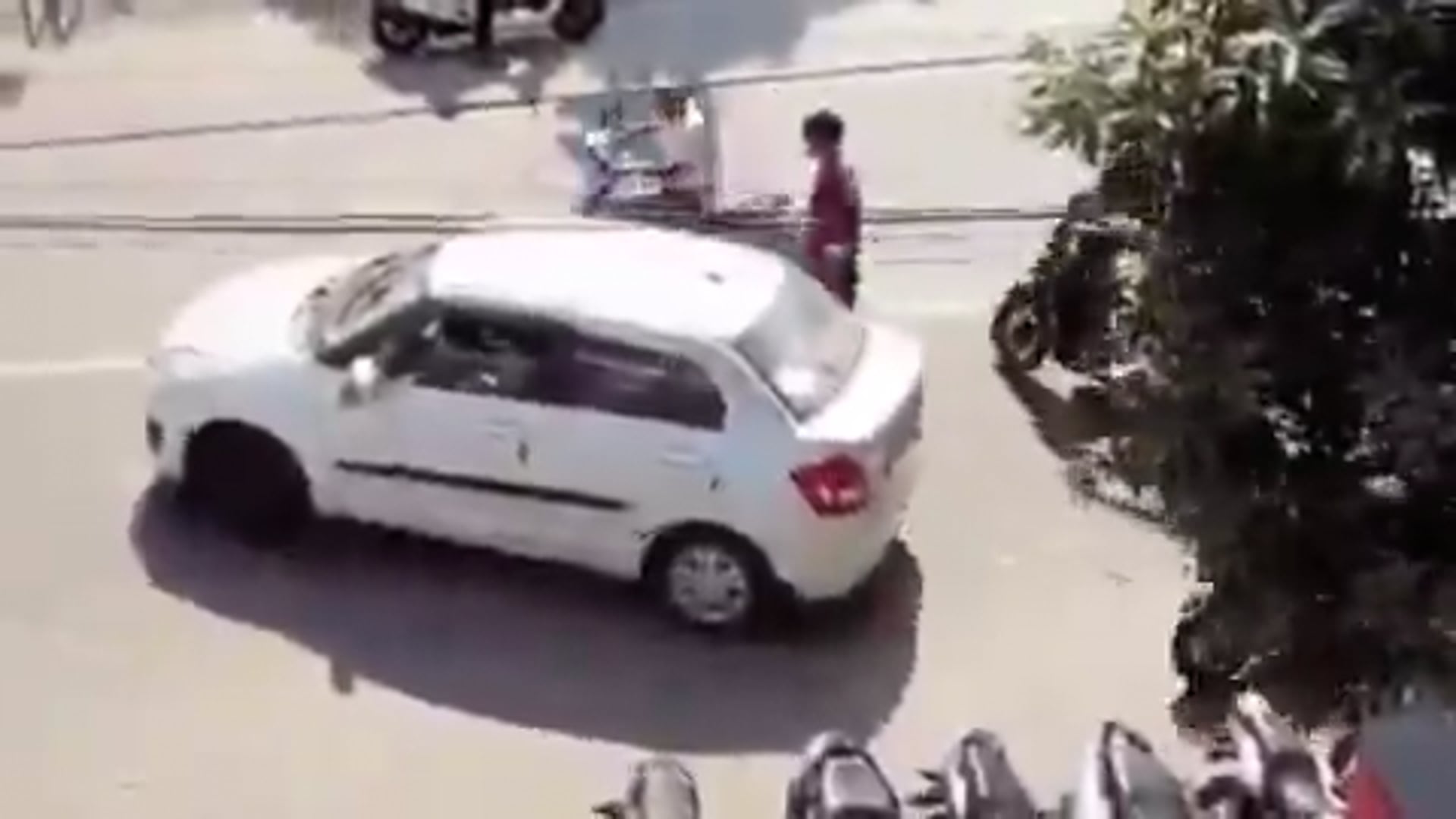 नशे में धुत युवक ने पहले कार का शीशा तोड़ा और फिर ....

हरिद्वार के आर्य नगर चौक के पास नशे में धुत एक युवक सड़क पर चल रहे लोगों को परेशान कर रहा था और इसी दौरान उसने एक सफेद कार का शीशा तोड़ दिया। इसके बाद कार चालक ने नीचे उतरकर युवक की पिटाई कर दी।