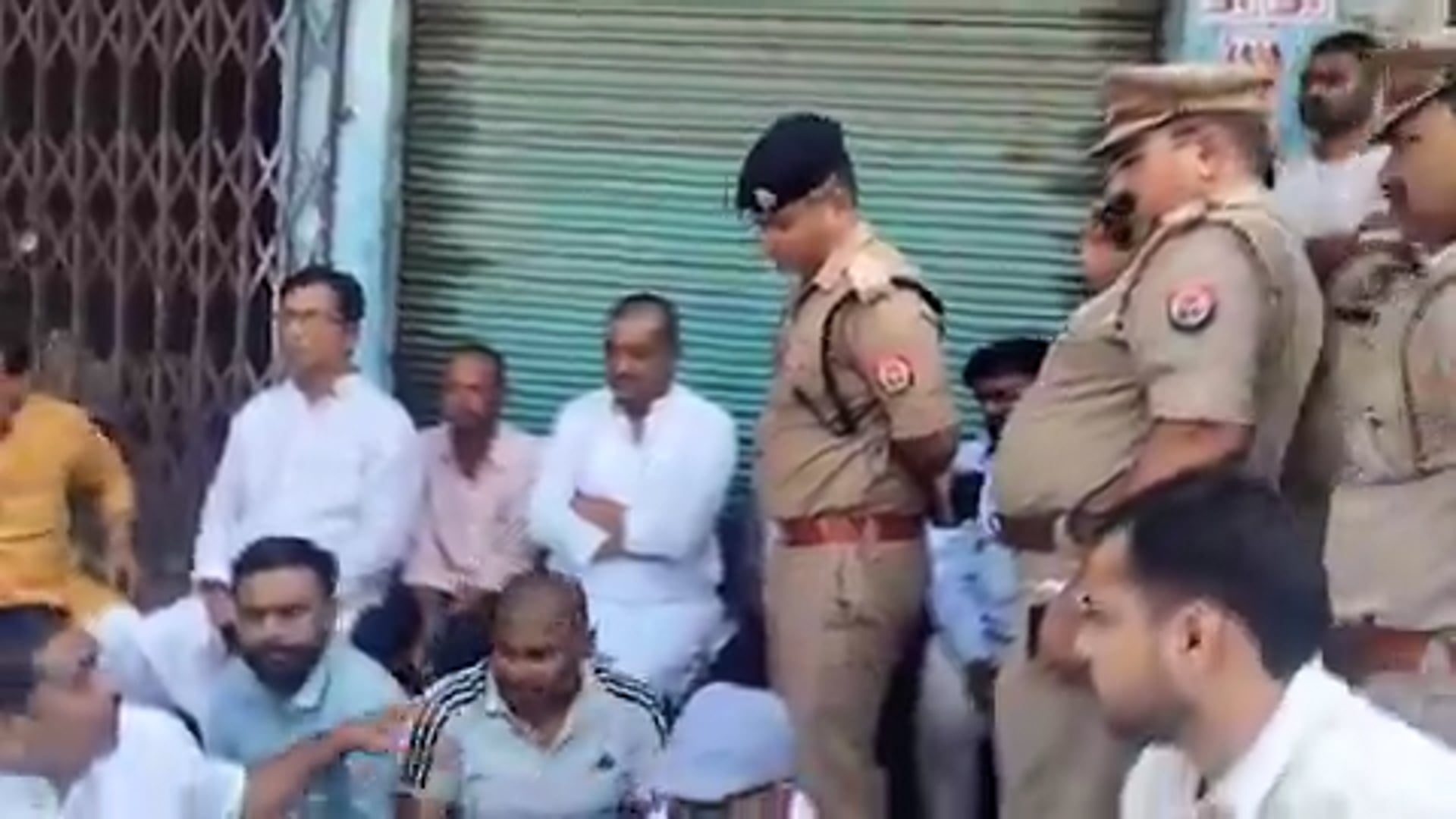 उत्तर प्रदेश - बांदा में रिक्शा चालक की पिटाई और कथित गुंडा टैक्स मांगने के मामले में सुनवाई न होने पर प्रदेश सरकार के मंत्री रामकेश निषाद तमाम लोगों के साथ थाने के बाहर धरने पर बैठ गए, रिक्शा चालक न्याय की गुहार लेकर थाने पहुंचा था, लेकिन सुनवाई न होने पर मंत्री को धरने पर बैठना पड़ा