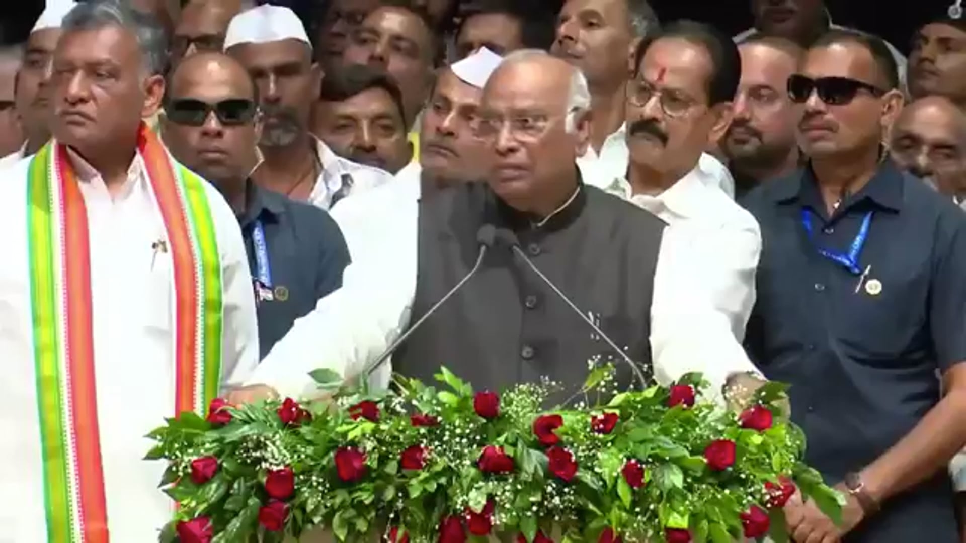 तीसरे एंगल से-

भीड़ में से आवाज़: "मोदी नहीं जाएगा 

मल्लिकार्जुन खरगे: "हाँ, चलो-चलो... मोदी का बाप भी जाएगा! बाप भी जाएगा! मोदी का बाप भी जाएगा___चल 😅