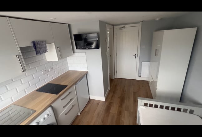 Private Studio…. ( Stunning Wardown Park ) Main Photo