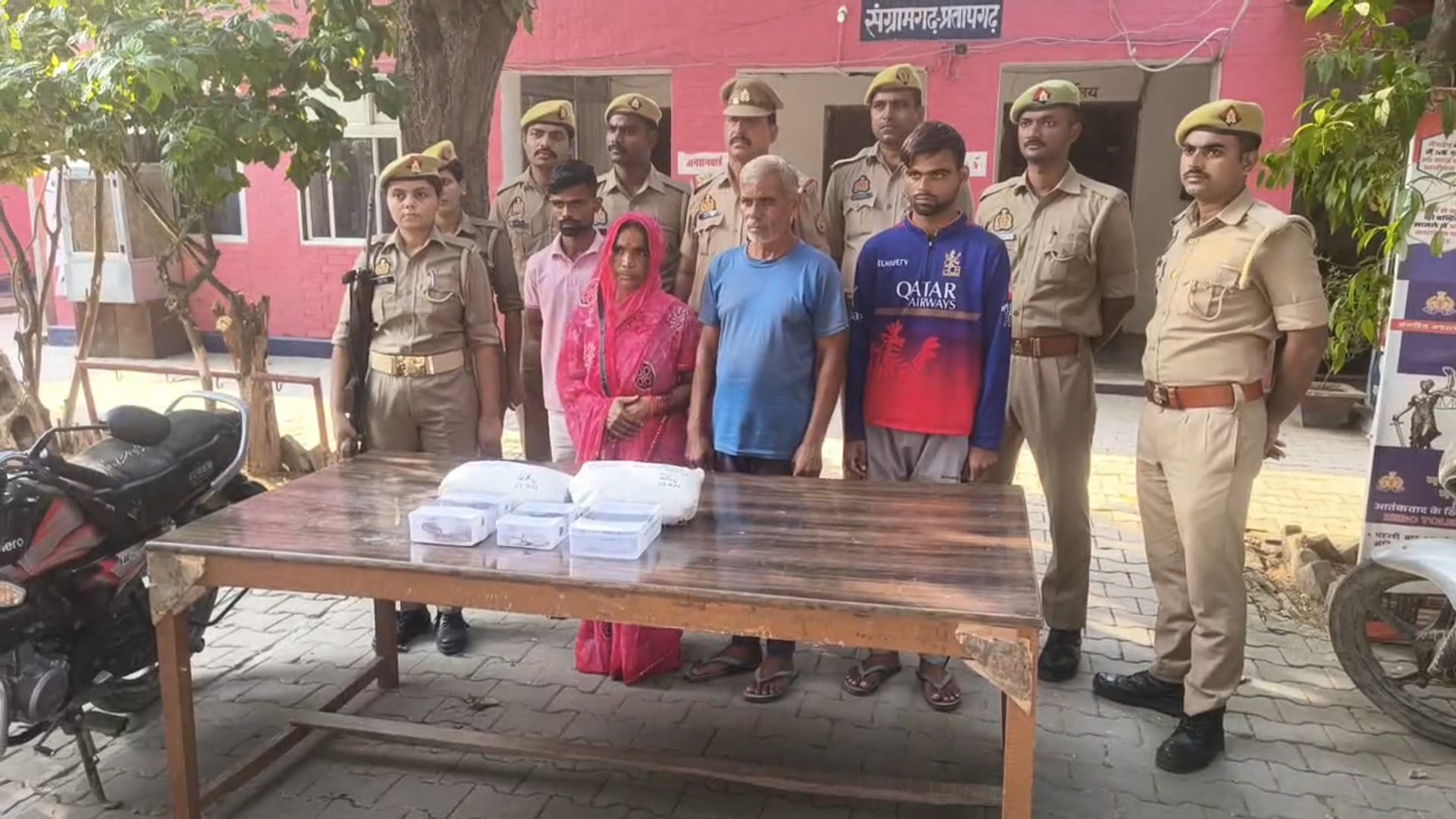 मंदिरों से गहने लूटने वाले एक परिवार के चार को ग्रामीणों ने दबोचा,पुलिस ने भेजा जेल 