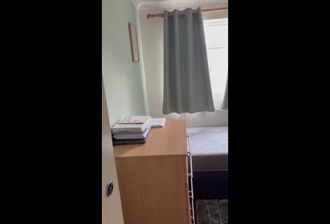 Single Room in 5 bed 2 bath all female house  Main Photo