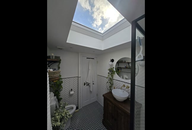 Beautiful Top-Floor Suite with En-Suite & Storage Main Photo