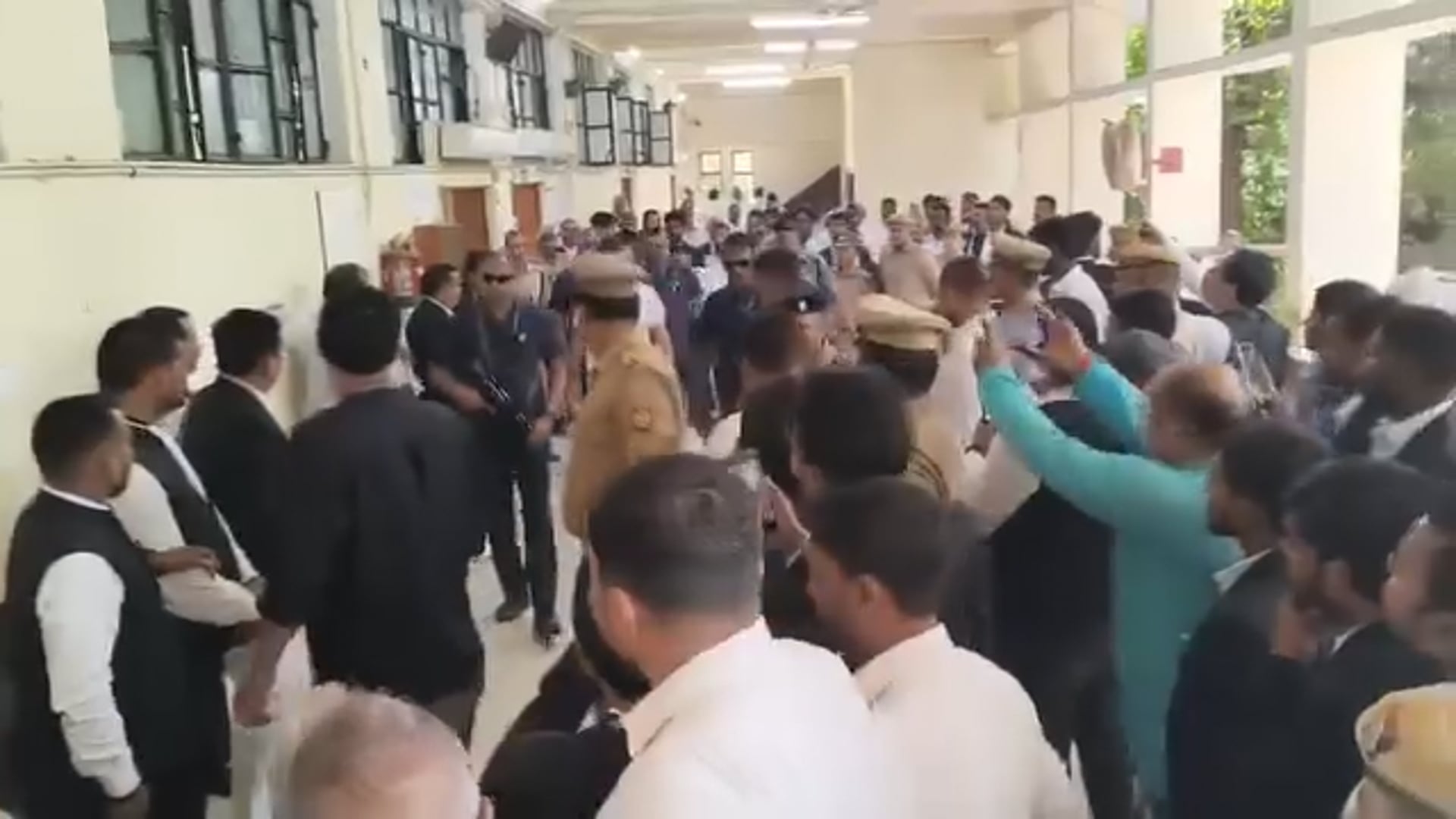 सुल्तानपुर कोर्ट ने राहुल गांधी को बरी किया। अमित शाह को लेकर दिए गए बयान पर उनके खिलाफ मानहानि केस BJP नेता ने दर्ज कराया था। अपने नेता के बरी होने की खुशी में समर्थक लोग कोर्ट के बाहर जश्न मना रहे हैं।

#RahulGandhi #Sultanpur #Congress #AmitShah