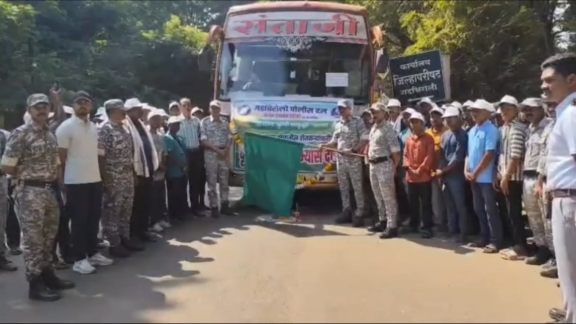 गडचिरोली पोलीस दादालोरा खिडकी व प्रोजेक्ट कृषी अंतर्गत अतिदुर्गम भागातील शेतकरी कृषी दर्शन व अभ्यास दौरा सहलीकरिता रवाना