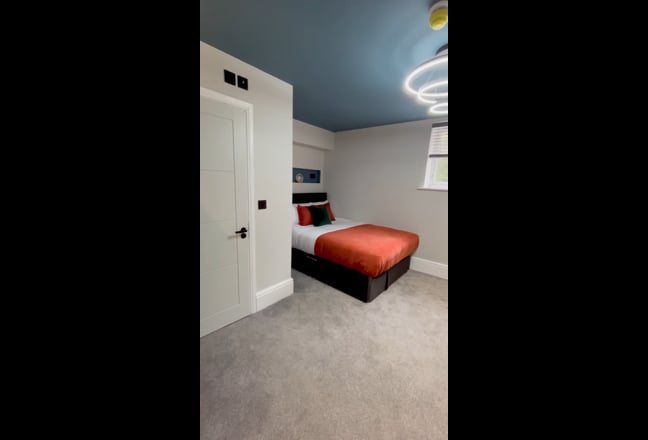 Bright & Modern Studio with En-Suite & Kitchenette Main Photo