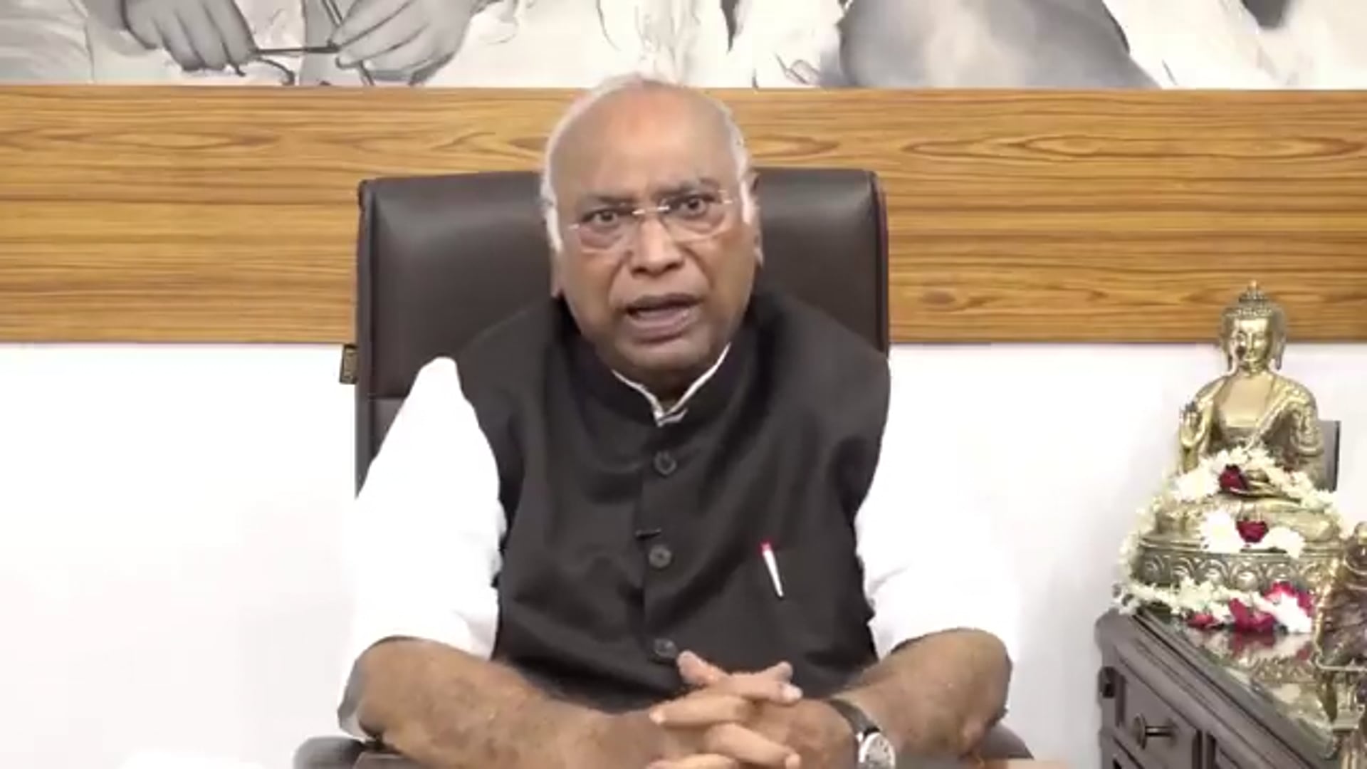कांग्रेस अध्यक्ष मल्लिकार्जुन खड़गे ने महंगाई और कथित वोट चोरी को लेकर केंद्र