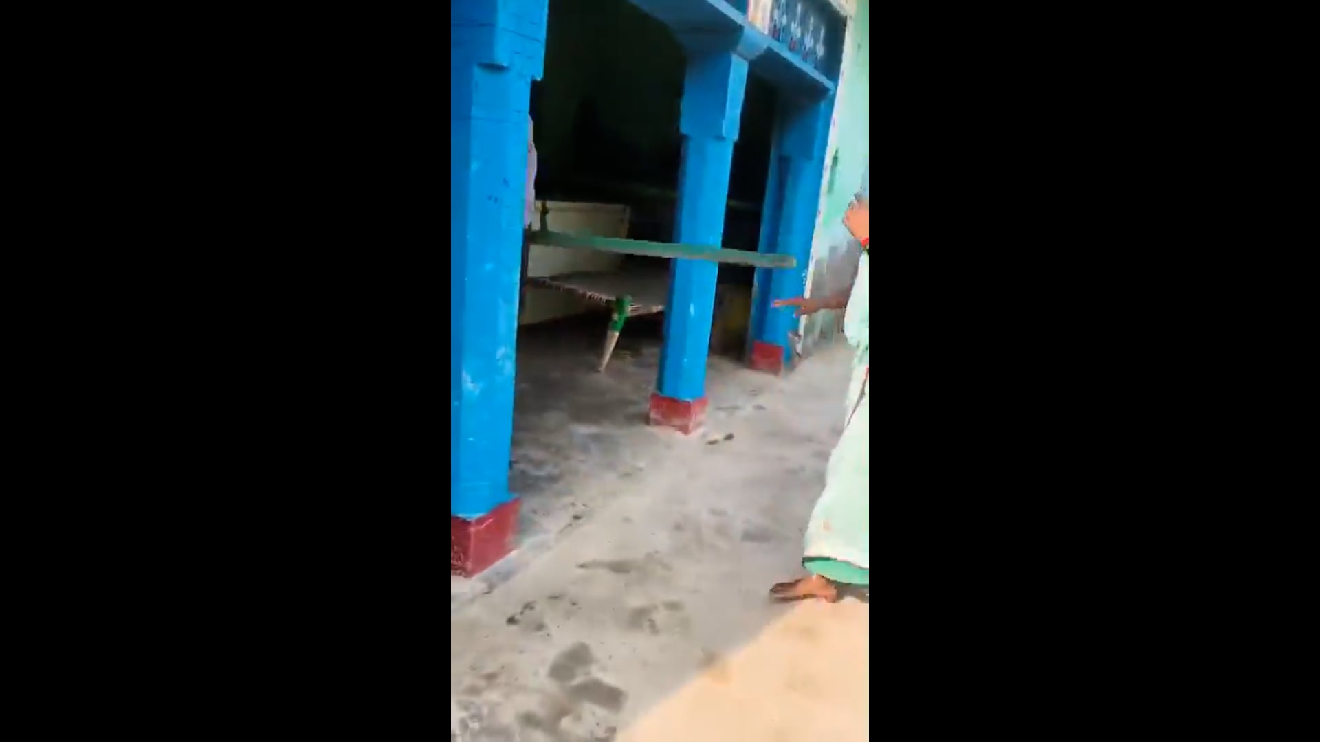 आगरा- साझा सबमर्सिबल से पानी भरने को लेकर हुए विवाद में, बड़ा भाई अपने छोटे भाई की पत्नी को दौड़ा दौड़ा कर लाठियों से पीटा।