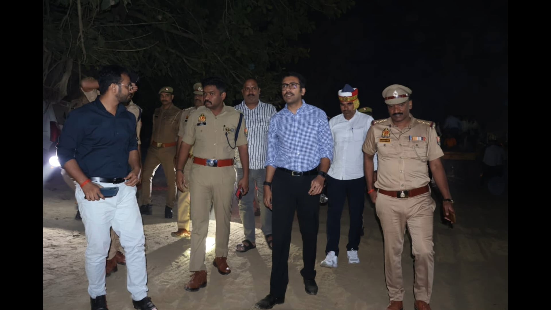 आज दिनांक 26.10.2026 को जिलाधिकारी शशांक चौधरी व पुलिस अधीक्षक सरवणन टी ने संयुक्त रूप से दुर्गा प्रतिमा विसर्जन 