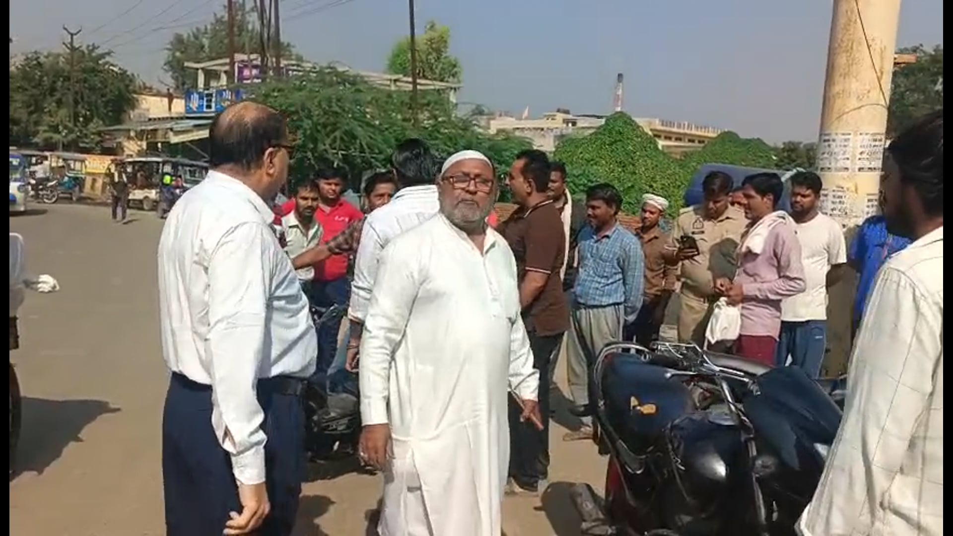 मथुरा से बड़ी खबर सरकारी रिकॉर्ड में दर्ज कब्रिस्तान की जमीन पर अवैध रूप से बाउंड्री बाल बनाए जाने का मामला सामने आया है