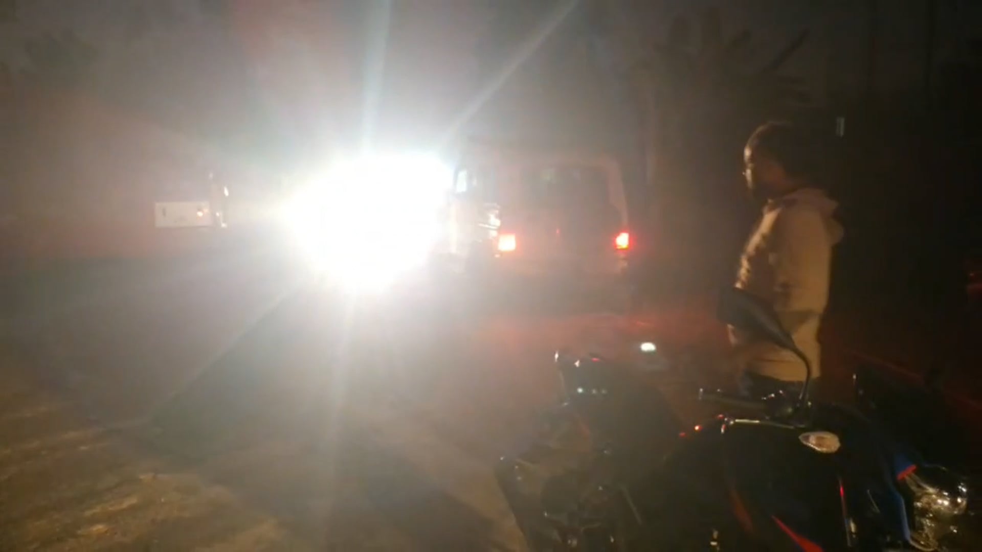 सड़क हादसे में बाइक चालक की मौत, एक महिला गंभीर रूप से बेतिया रेफर।