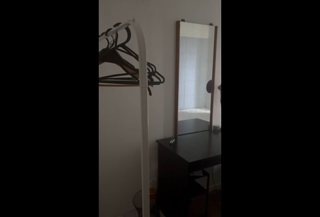 30 Seconds from Dlr, Double Bedroom  Main Photo