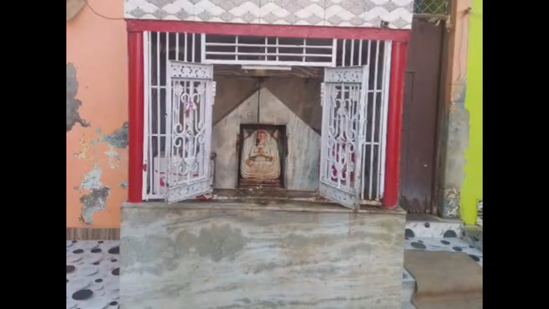 मथुरा के सुरीर में,चांद निकलेगा, मगर सुहागिनें नहीं करेंगी दीदार! आखिर क्या है सती के, श्राप की कहानी,,