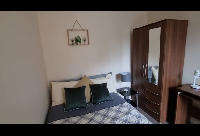 Bright double bedroom, semi en suite in NN1  Main Photo