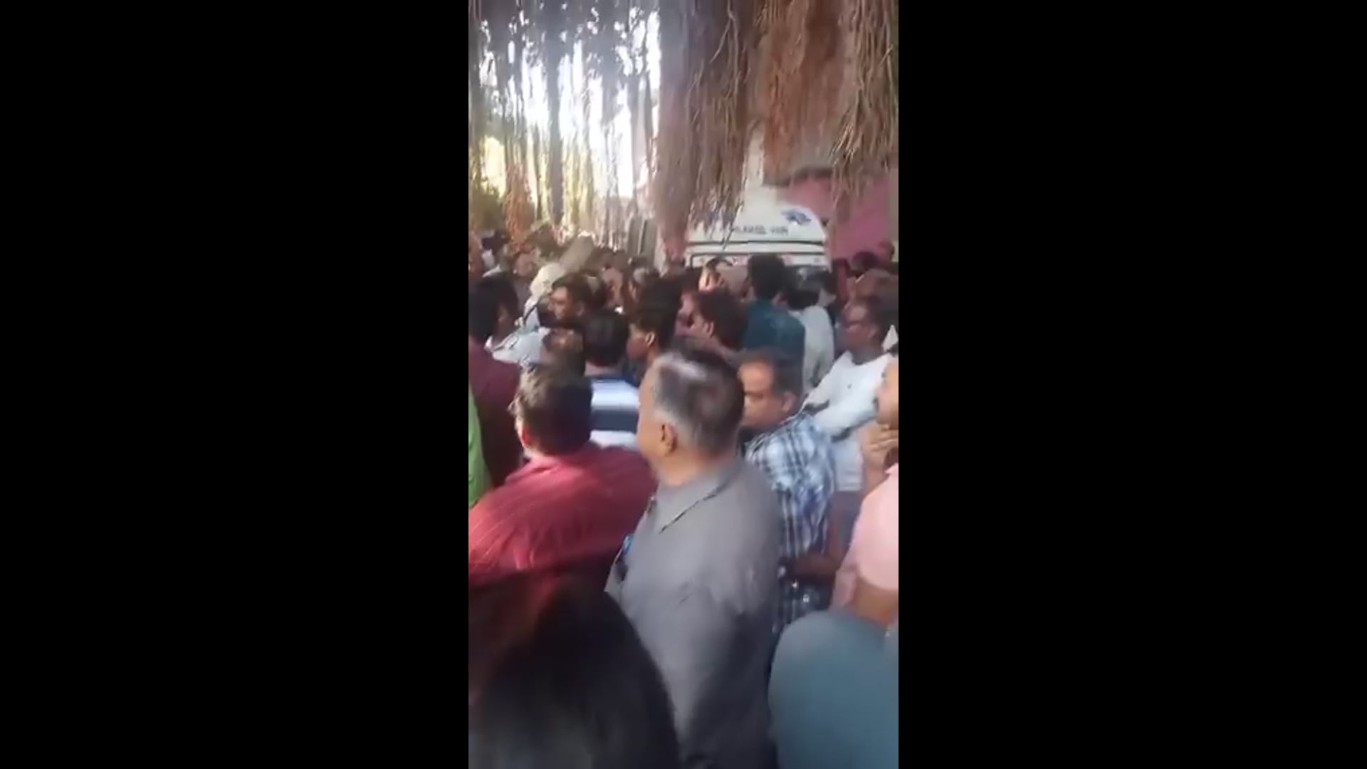 लखनऊ के सआदतगंज में कल हुए ट्रिपल मर्डर के बाद आज सुबह से धरना प्रदर्शन जारी है

आरएसएस से जुड़े थे मृतक, हत्या के बाद बवाल

भाजपा और RSS के पदाधिकारी मौके पर DCM और DGP को बुलाने की माँग कर रहें हैं