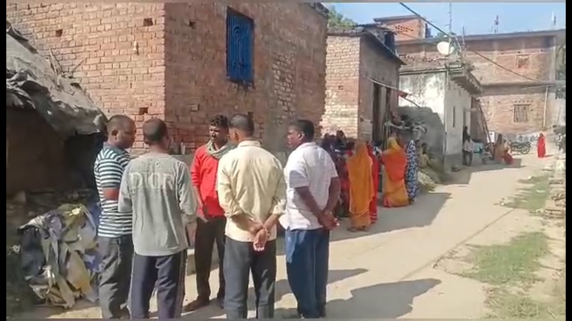 घर की सफाई के लिए मिट्टी निकालते समय, मिट्टी का टिला ढहा दो महिलाएं दबी,एक की मौत 