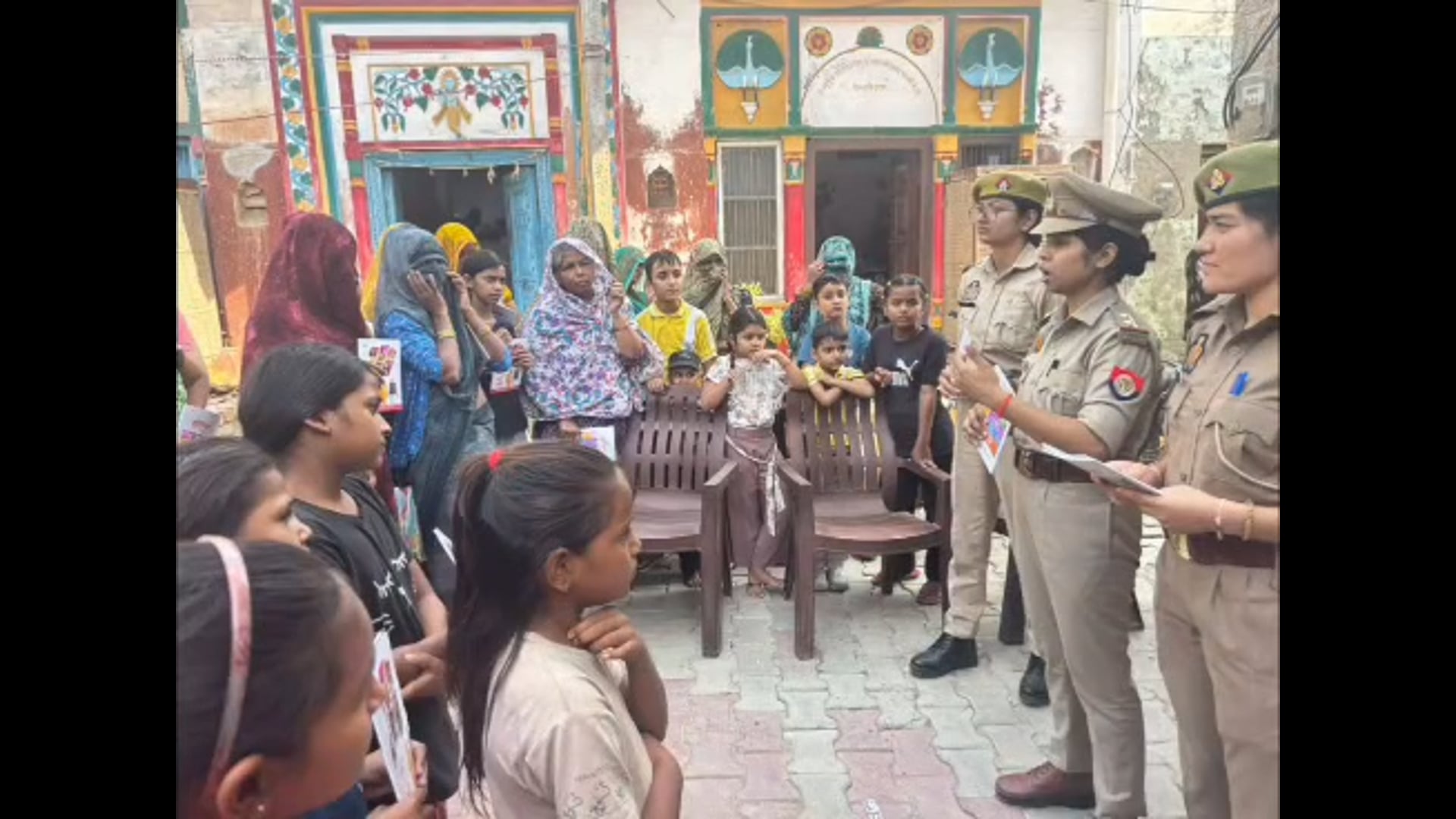 थाना सुरीर के भिधोनी में महिलाओं और बालिकाओं को, हेल्पलाइन नंबरों की दी, जानकारी,,