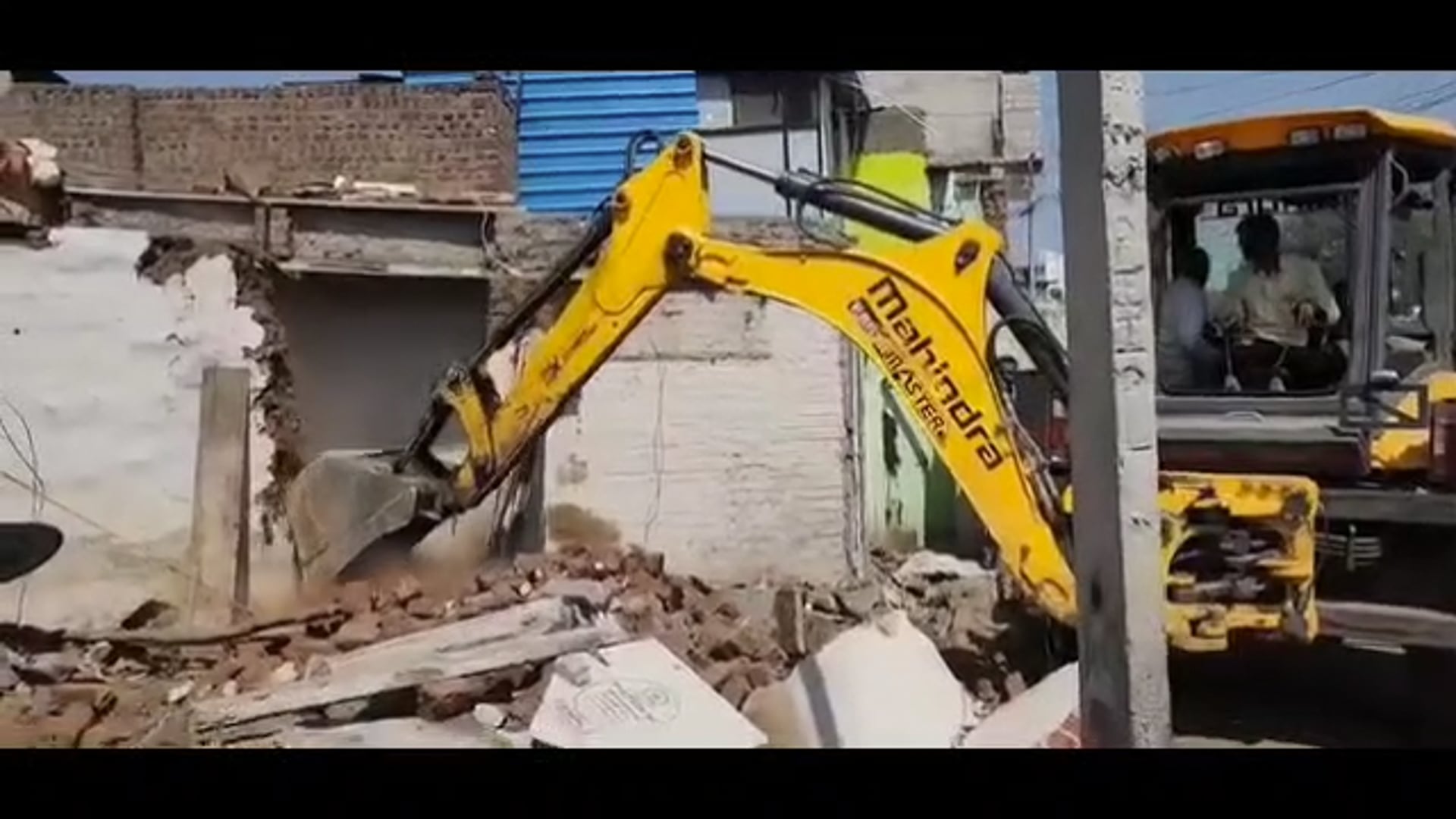 साहित्यरत्न अण्णाभाऊ साठे चौक ते सोमनाथपुर रस्त्यावरील अतिक्रमण हटविण्यास सुरुवात