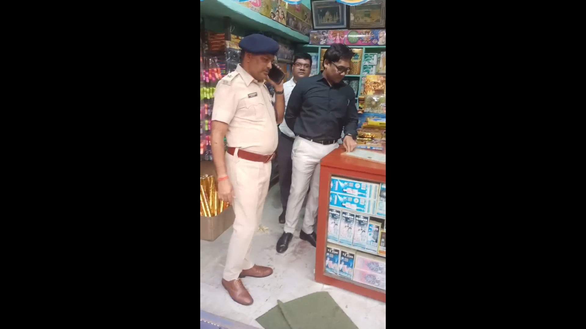 अमरपुर में पटाखा दुकानों की जांच, अधिकारियों ने दुकानदारों को दिये सख्त निर्देश।