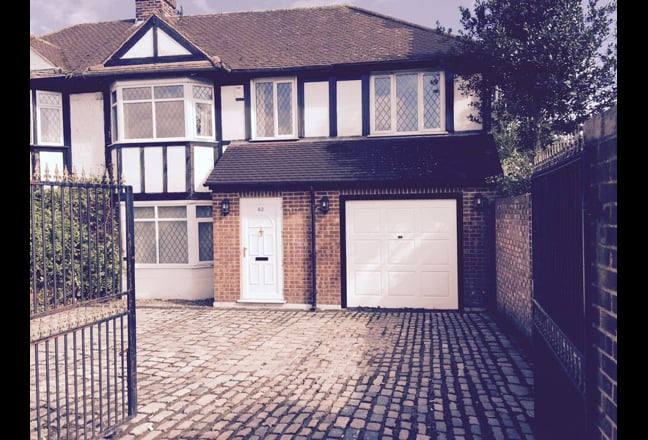 First Floor Single Room Available in Kingston Vale Main Photo