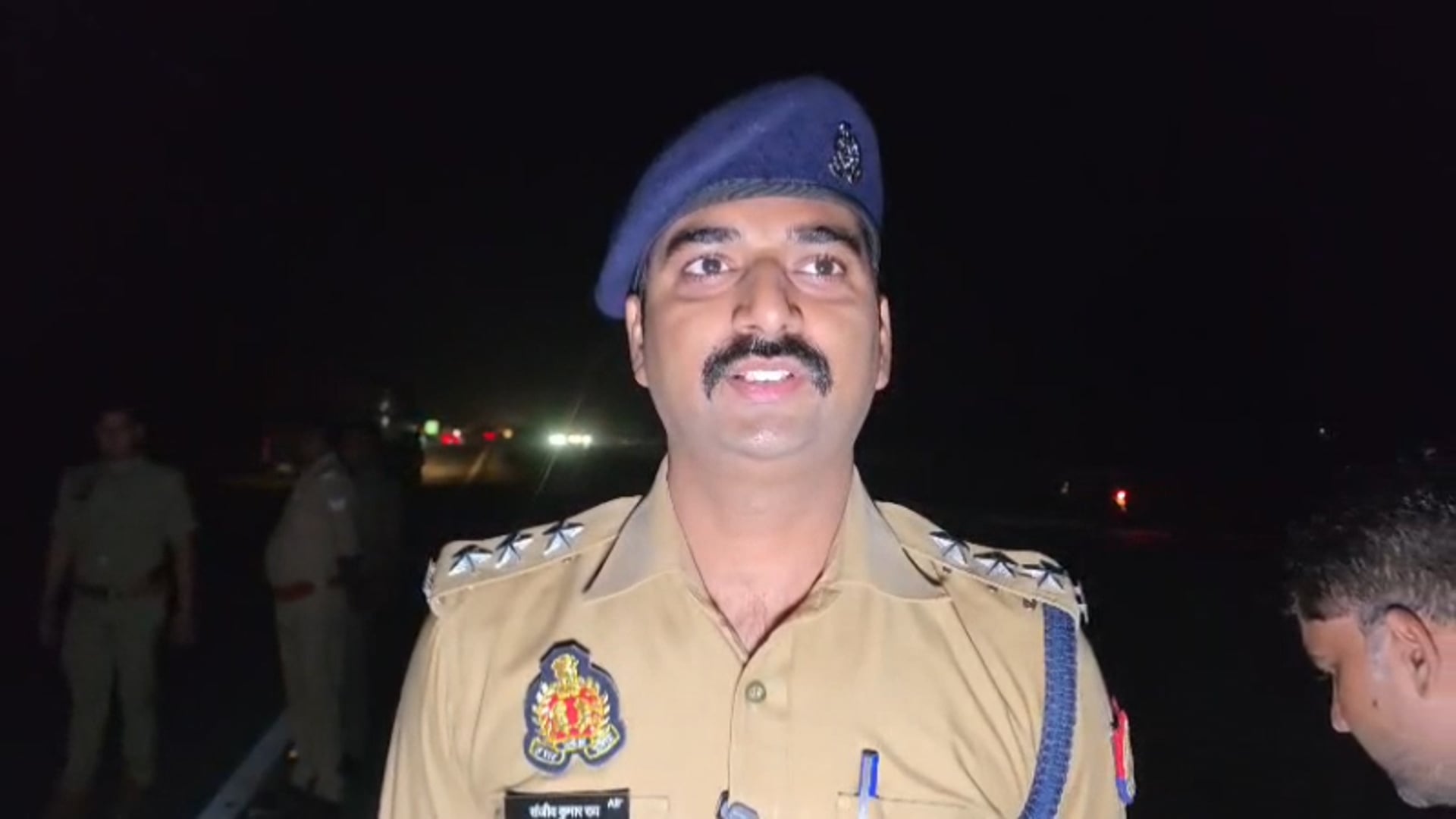 मथुरा बरेली हाईवे पर पलटा पैट्रोल से भरा टैंकर 