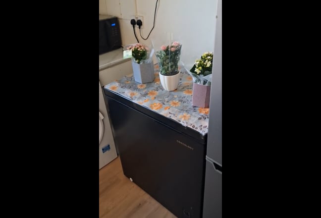 Large double room available for sharing  Main Photo