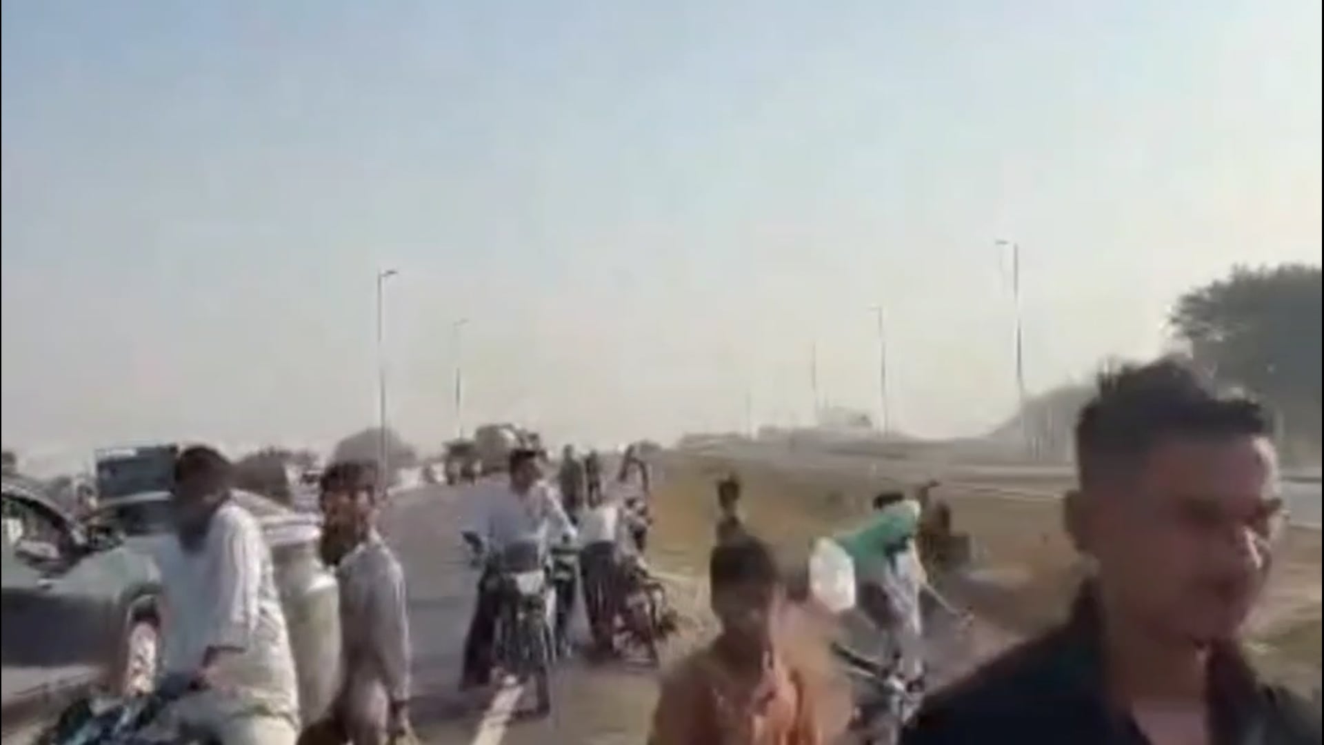 मथुरा में टैंकर पलटते ही मची पेट्रोल की लूट! बाल्टी-डिब्बे लेकर दौड़े लोग, मौत से बेखौफ भीड़ का VIDEO वायरल!