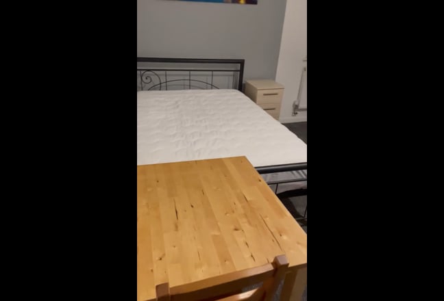 Large single en-suite Studio with private car park Main Photo
