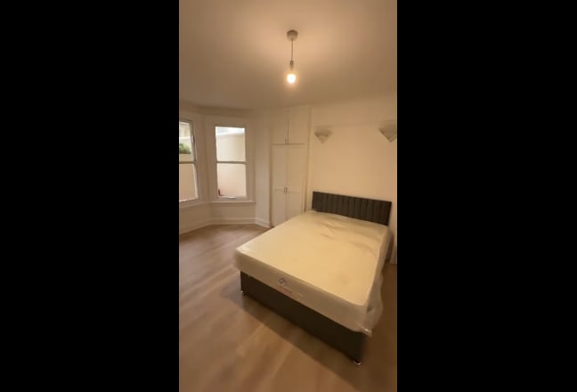 Stunning fully renovated studio flat  Main Photo