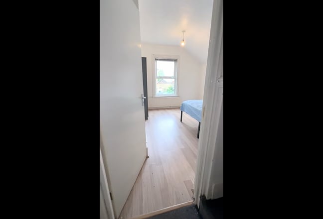 Double room (ub8 2nq) 10 mins walk uxbridge Main Photo